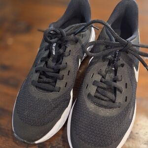 Nike Boys Size 4  Black Athletic Shoes